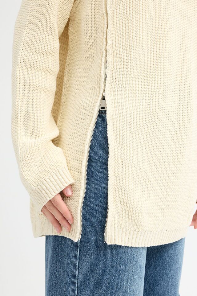 Ekru fermuarlı kazak