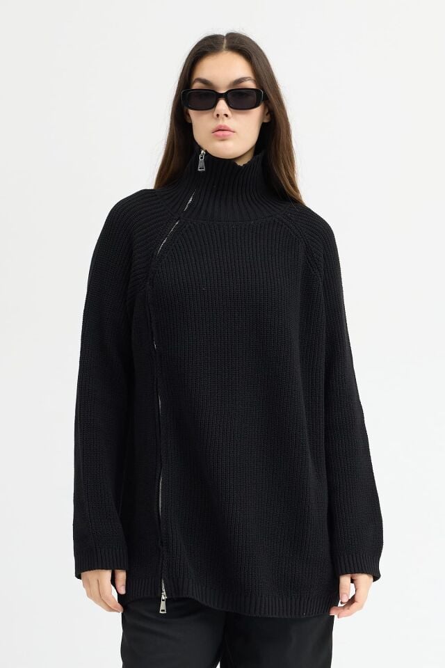 Siyah fermuarlı kazak