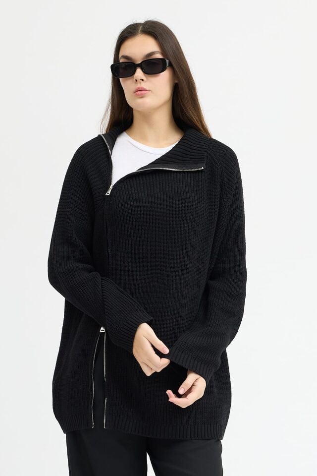 Siyah fermuarlı kazak