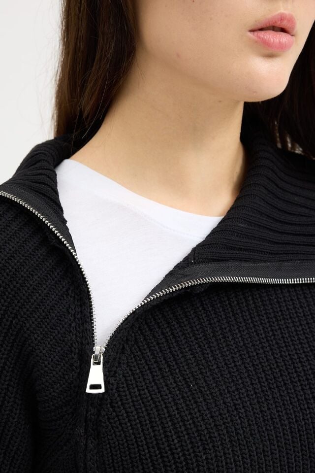 Siyah fermuarlı kazak