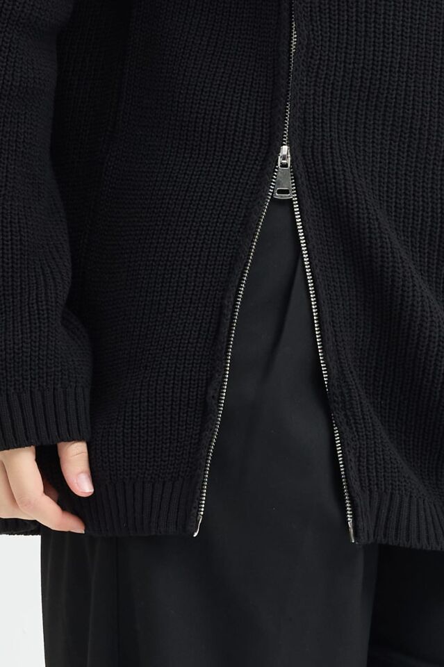 Siyah fermuarlı kazak